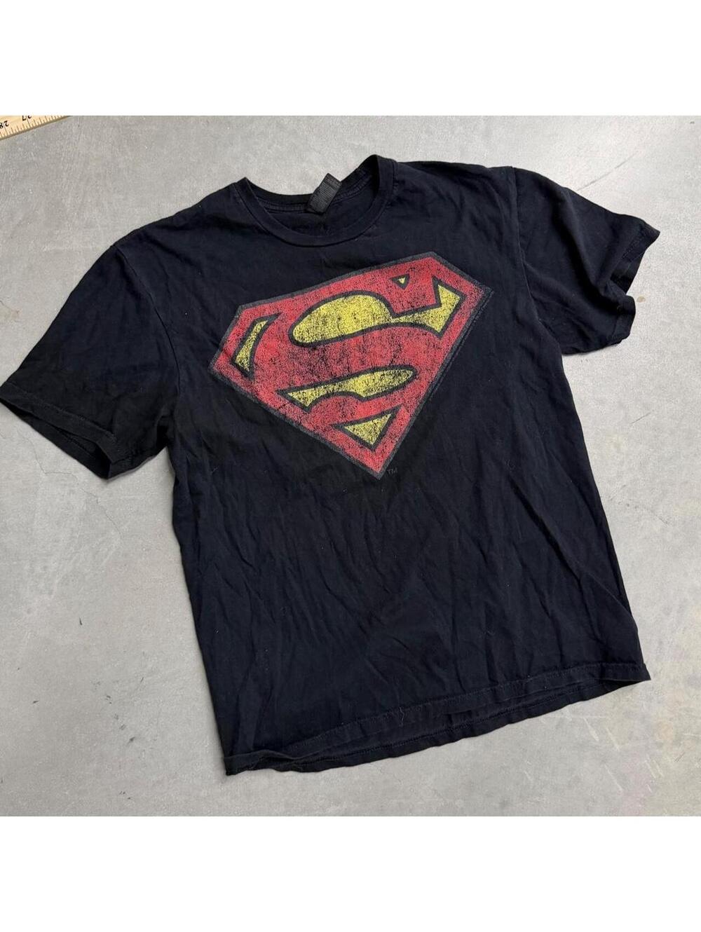 2000s Men's Faded Superman Logo Black Tee Sized Medium